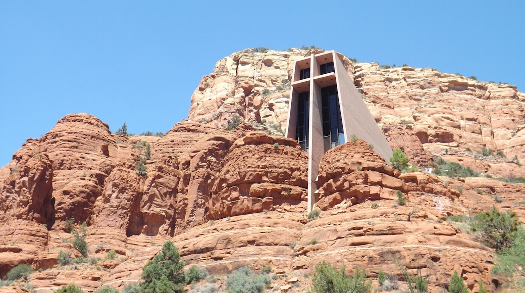 From "uptown" Sedona, take 179 south toward the Village of Oak Creek for 3.1 miles. Turn left on Chapel Road and go to the end.
From the Chapel you can view Bell rock.
#architecture #roadtrip