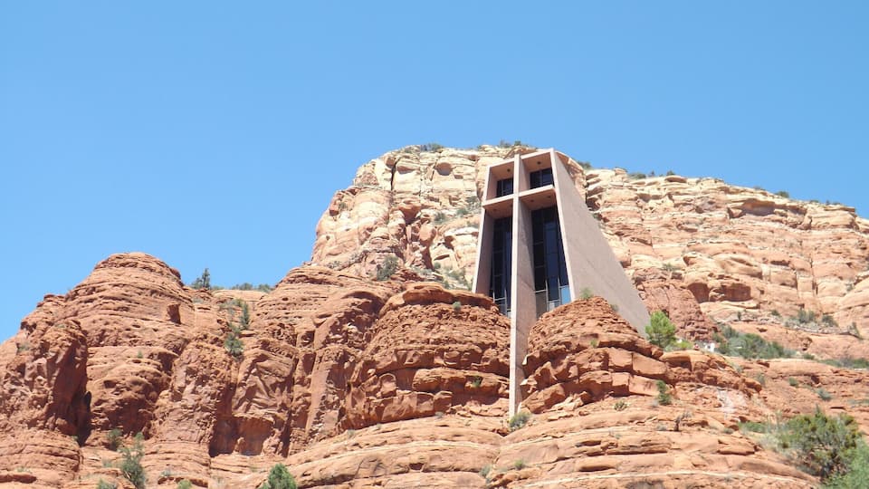 From "uptown" Sedona, take 179 south toward the Village of Oak Creek for 3.1 miles. Turn left on Chapel Road and go to the end.
From the Chapel you can view Bell rock.
#architecture #roadtrip