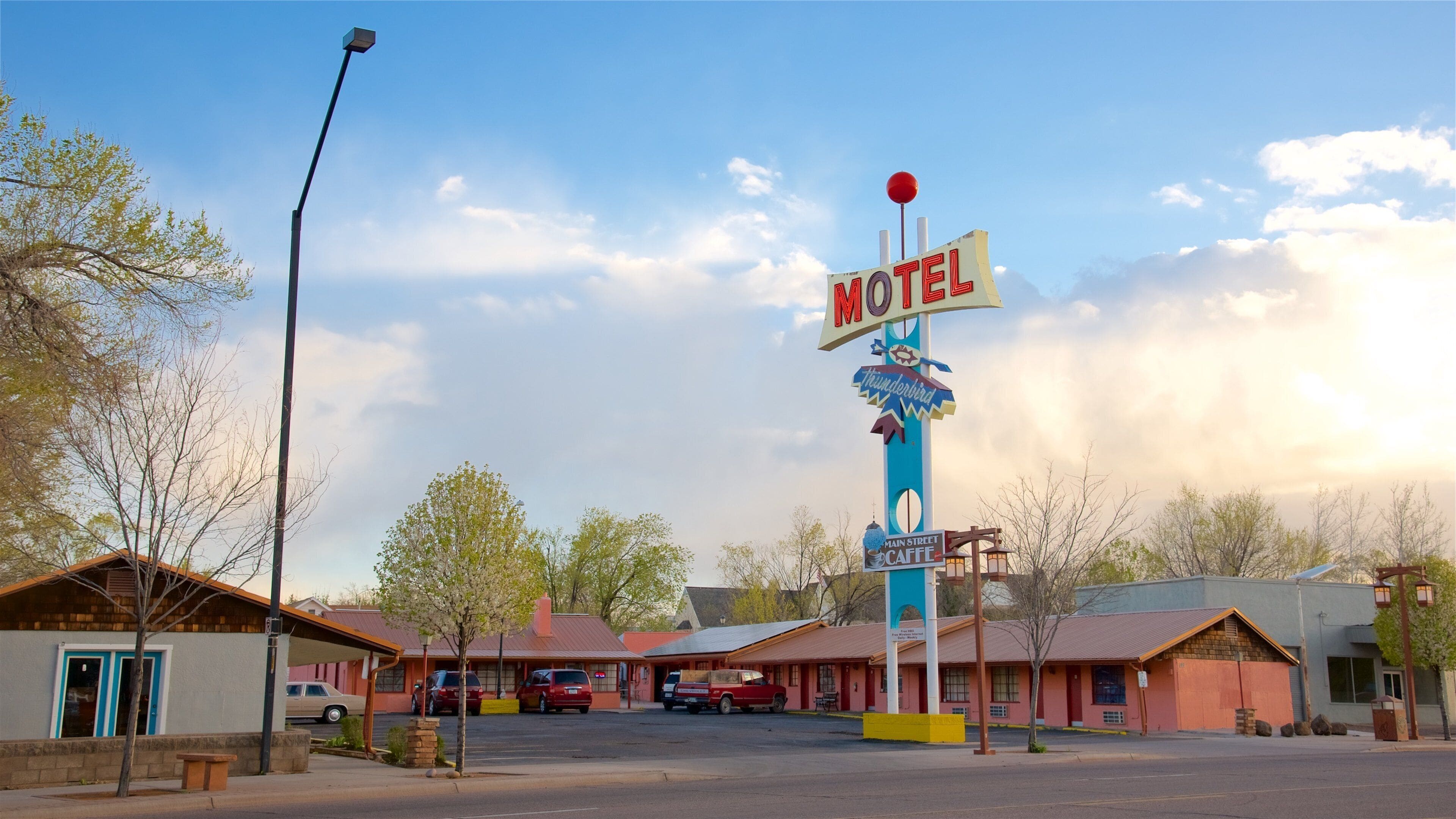 Show Low caracterizando sinalização e um pôr do sol