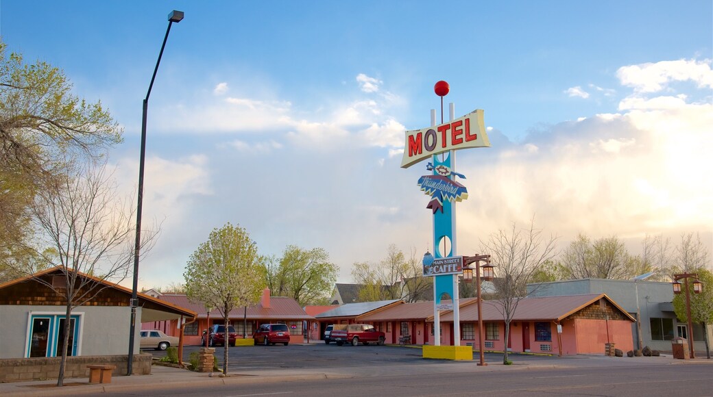 Show Low caracterizando sinalização e um pôr do sol