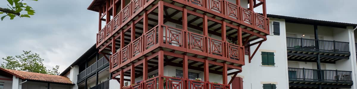 Pormenor de um terraço em madeira de uma casa típica basca com as cores tradicionais do País Basco, o vermelho e branco