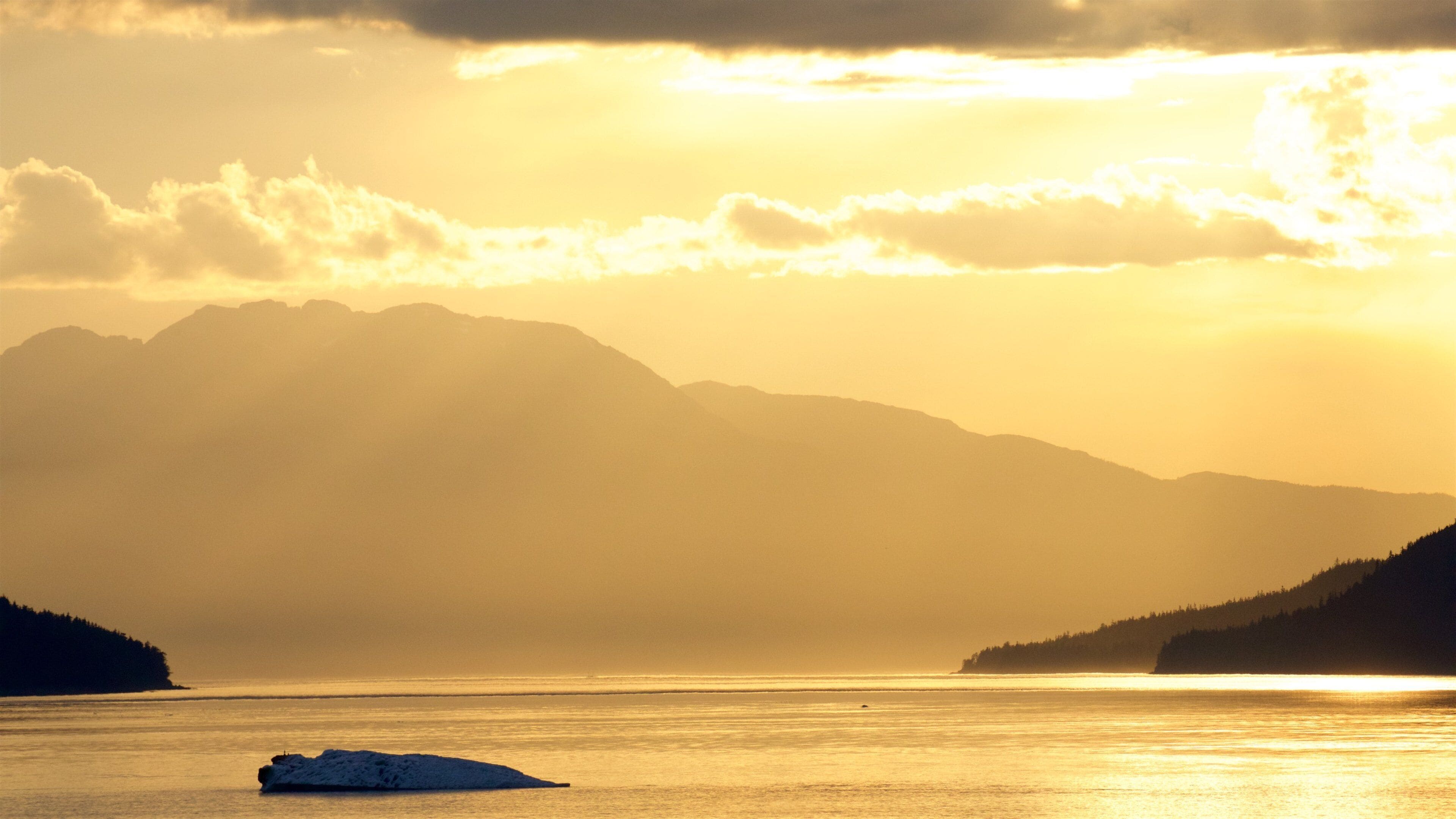 Sørøst-Alaska - Inside Passage som inkluderer innsjø, rolig landskap og solnedgang