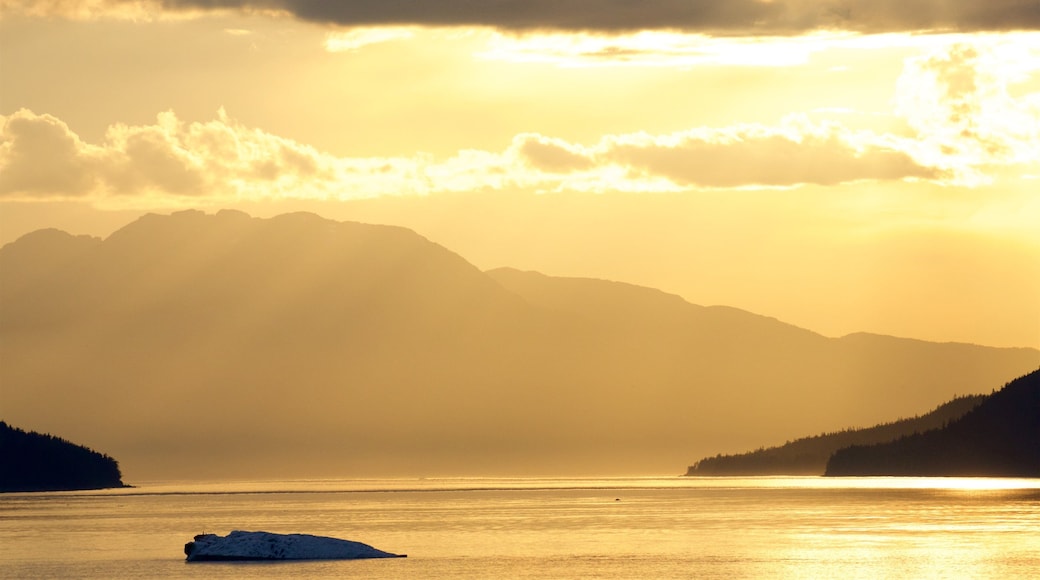 Sørøst-Alaska - Inside Passage som inkluderer innsjø, rolig landskap og solnedgang