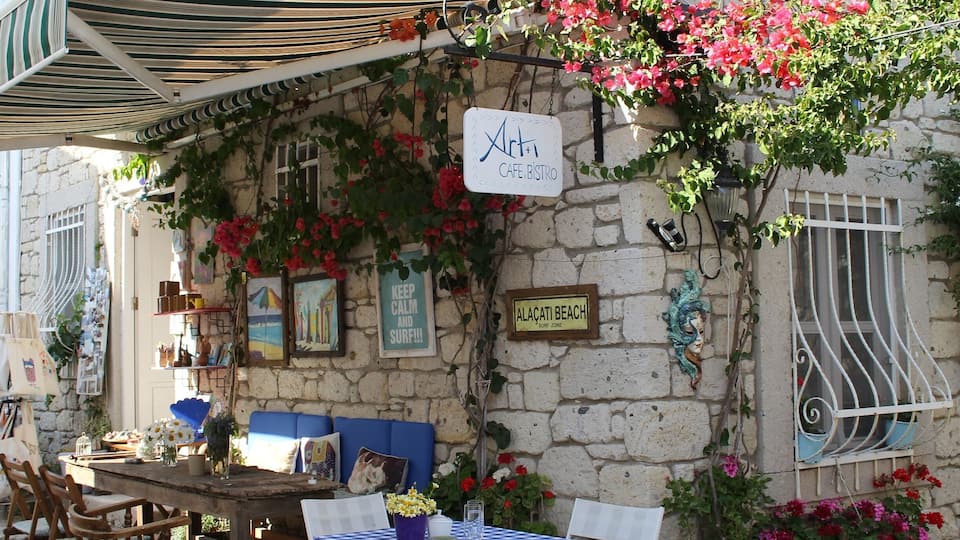 Keep calm and surf 🏄🏻♀️ #alacati #cesme #izmir #aegeantown #seaside #turkey #lifeatexpedia #wewhotravel