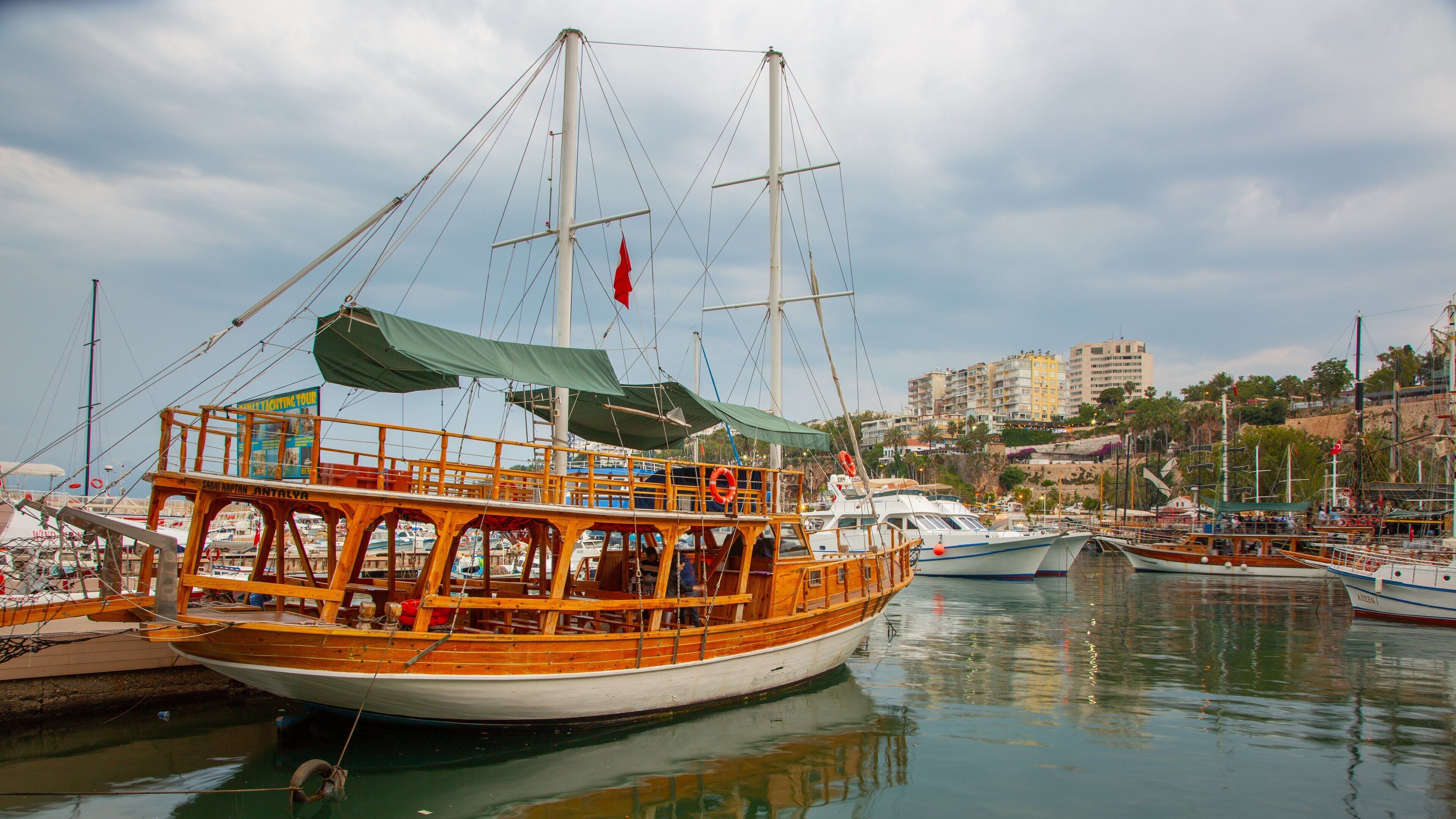 Marina de Kemer montrant marina