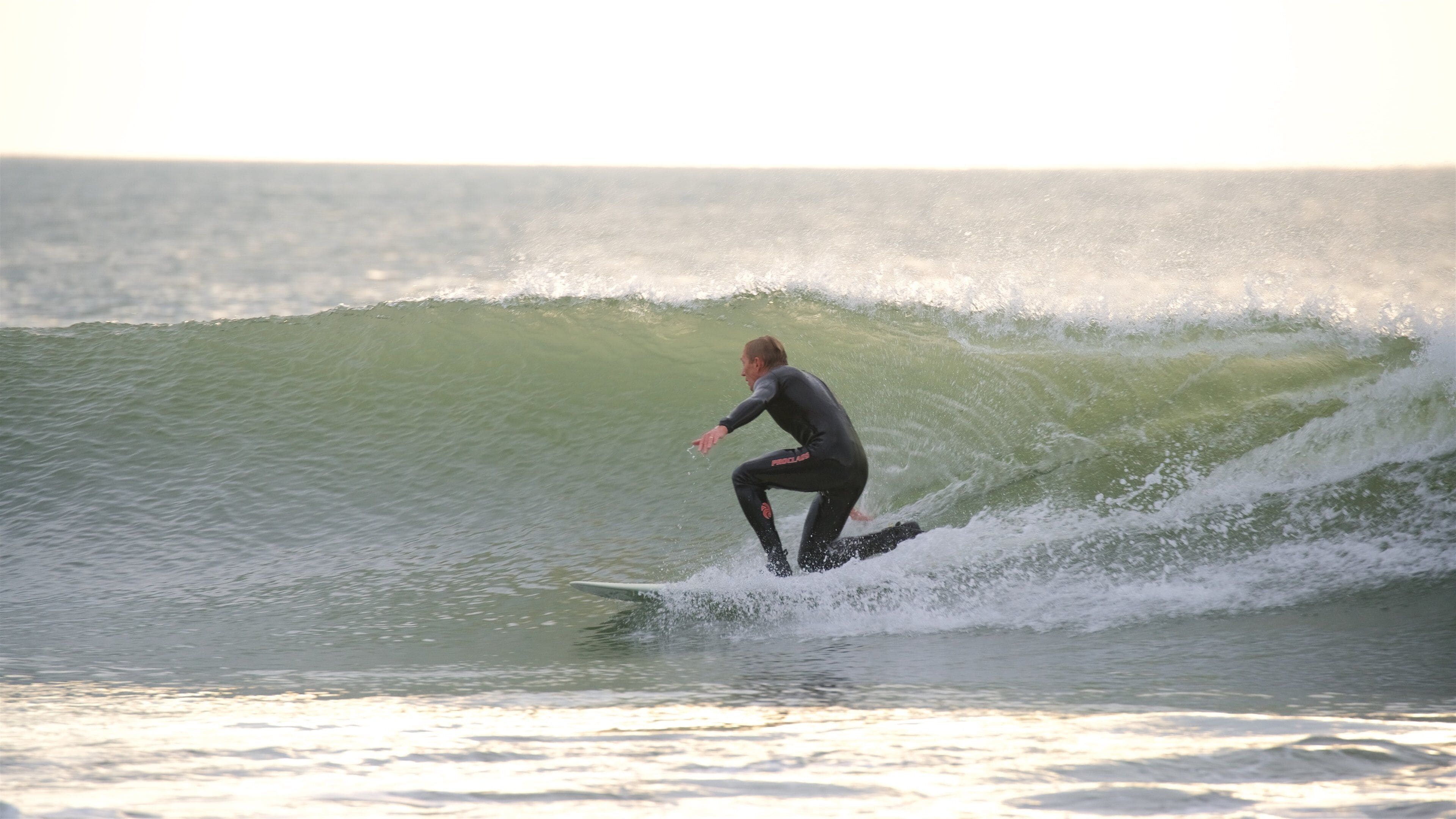 Jeffreys Bay som viser solnedgang og surfing i tillegg til en mann