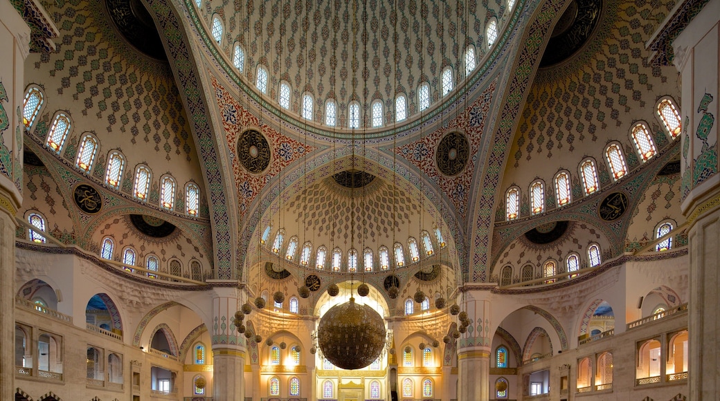 Ankara toont een moskee, religieuze elementen en interieur