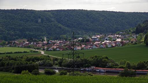 Blick auf den Dietfurter Ortsteil Tรถging, von Norden
