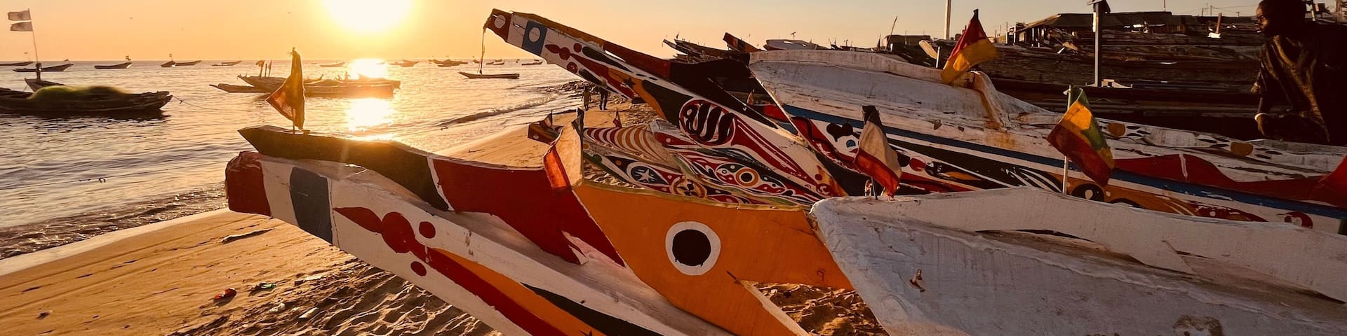 Pirogue traditionnel sur la plage au sénégal au port de Mbour
