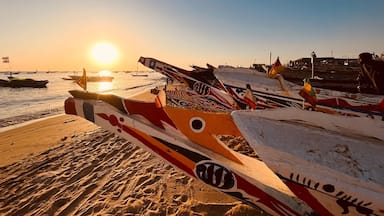 Pirogue traditionnel sur la plage au sénégal au port de Mbour