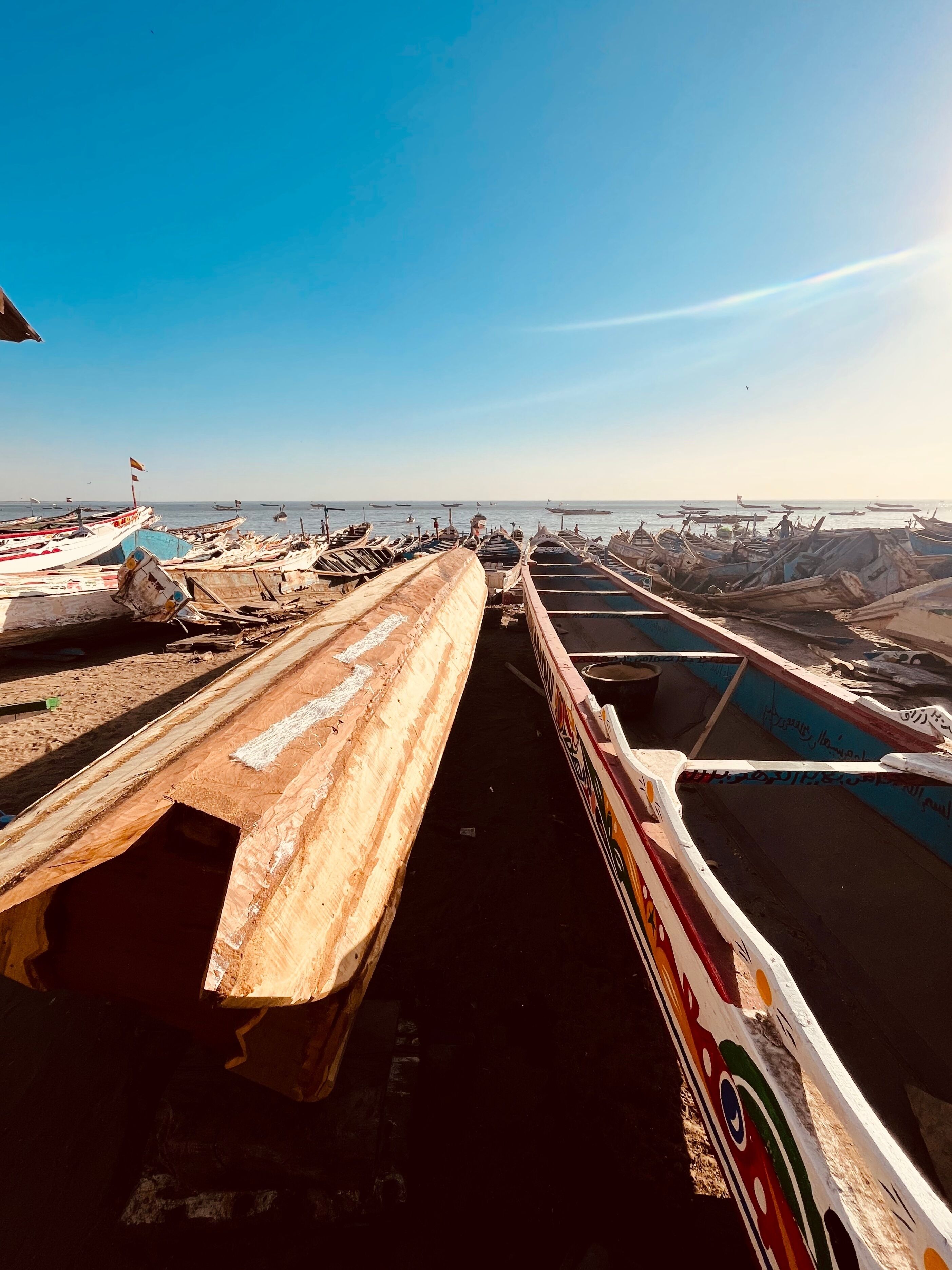 pirogue de pêche traditionnelle au Sénégal au port de Mbour