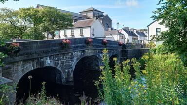 dans les rues de la ville de Westport en Irlande