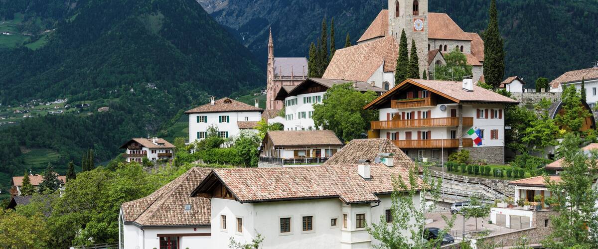 Een dorp met traditionele architectuur, verscholen in een bergachtig landschap.