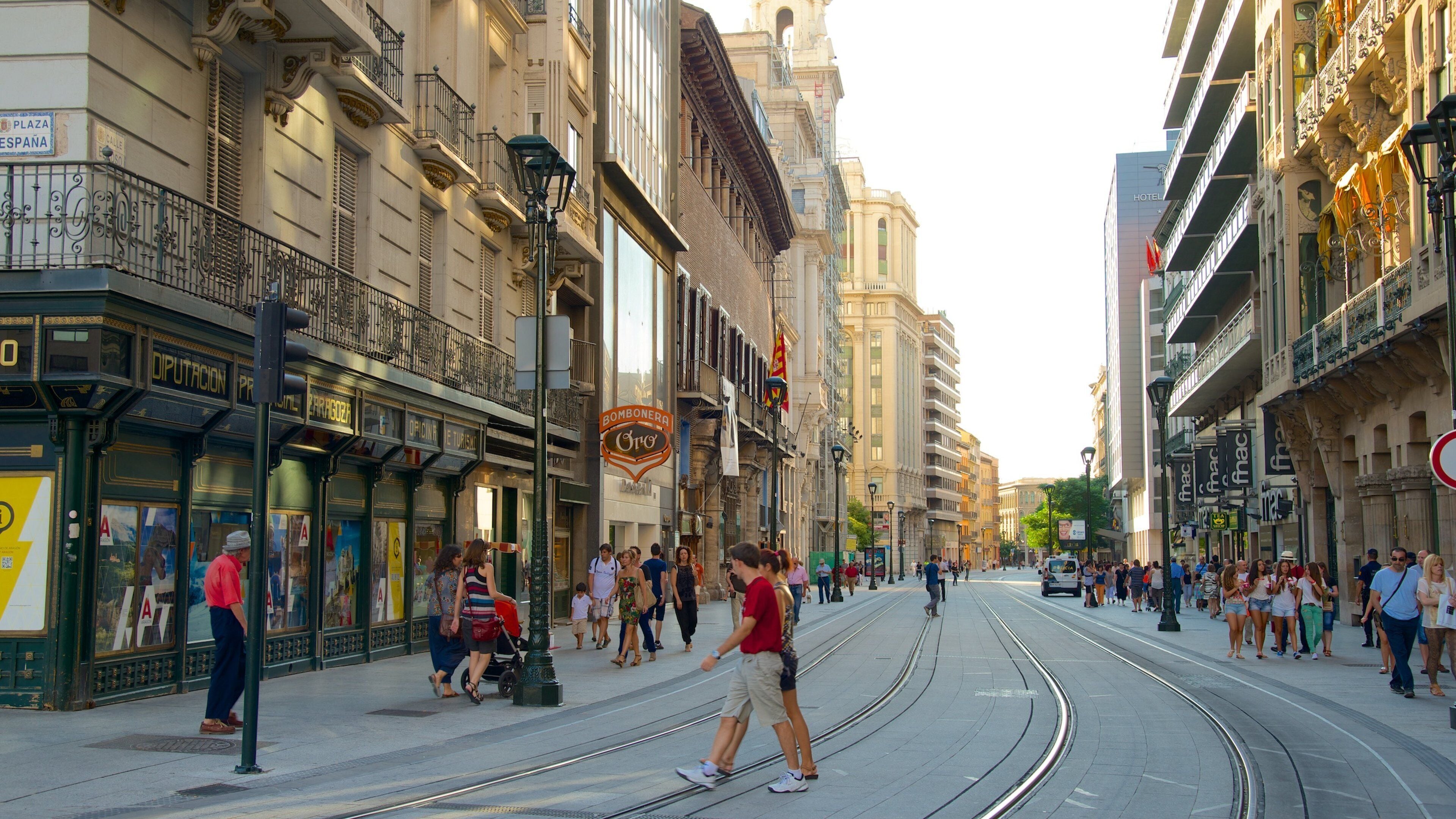 Zaragoza showing street scenes, heritage architecture and a city