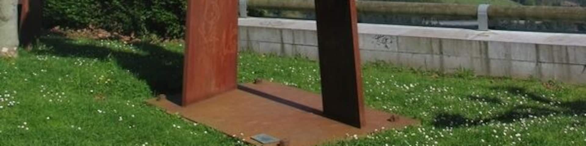 Eskultura ama zuloa den heinean, hiru elementu konkabok osatzen dute