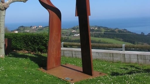 Eskultura ama zuloa den heinean, hiru elementu konkabok osatzen dute