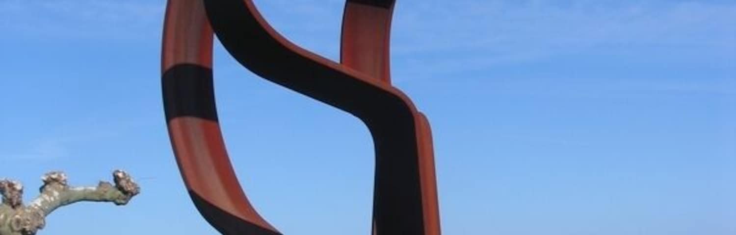 Eskultura ama zuloa den heinean, hiru elementu konkabok osatzen dute