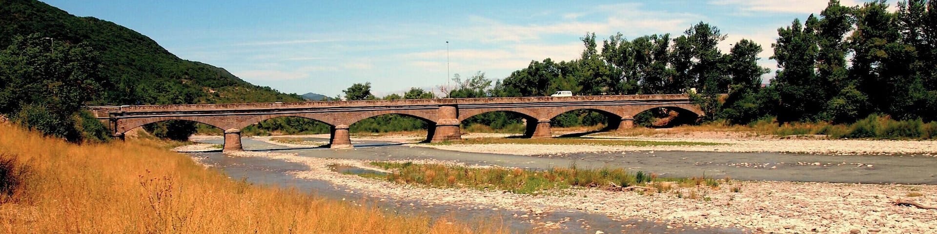 Our first day on St. James way! The view is astounding, the air is fresh and the spirit is high! We are following the Rio Aragon from Jaca to Arrés.
#caminodesantiago
DAY 2 - ARRĂS http://www.endoftherainbow.net/blogita/giorno4km25arres