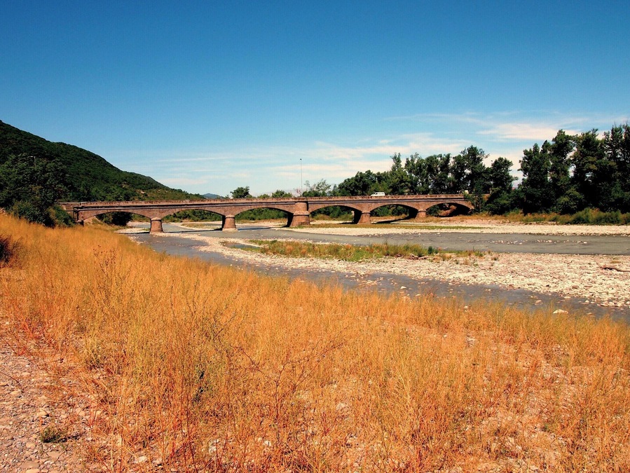 Our first day on St. James way! The view is astounding, the air is fresh and the spirit is high! We are following the Rio Aragon from Jaca to Arrés.
#caminodesantiago
DAY 2 - ARRÉS http://www.endoftherainbow.net/blogita/giorno4km25arres
