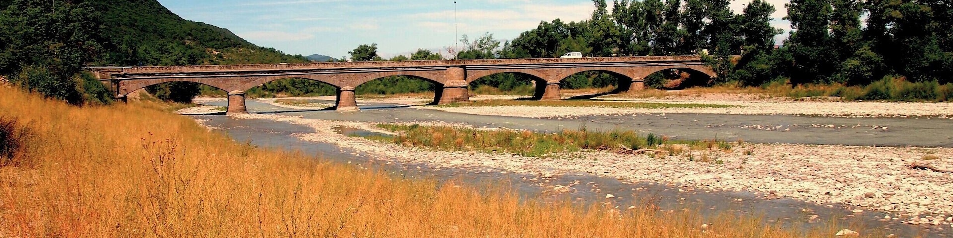 Our first day on St. James way! The view is astounding, the air is fresh and the spirit is high! We are following the Rio Aragon from Jaca to Arrés.
#caminodesantiago
DAY 2 - ARRÉS http://www.endoftherainbow.net/blogita/giorno4km25arres