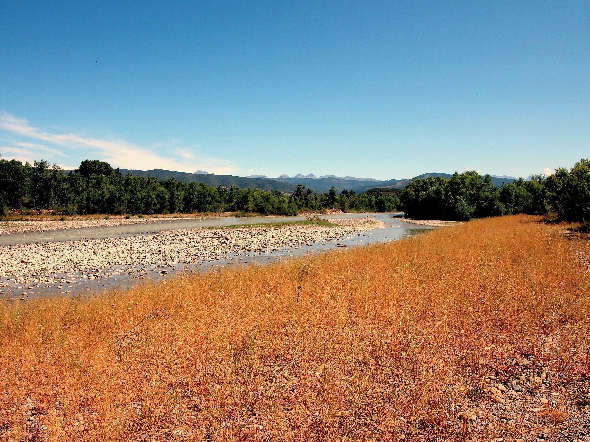 Our first day on St. James way! The view is astounding, the air is fresh and the spirit is high! We are following the Rio Aragon from Jaca to Arrés.
#caminodesantiago   

DAY 2 - ARRÉS http://www.endoftherainbow.net/blogita/giorno4km25arres