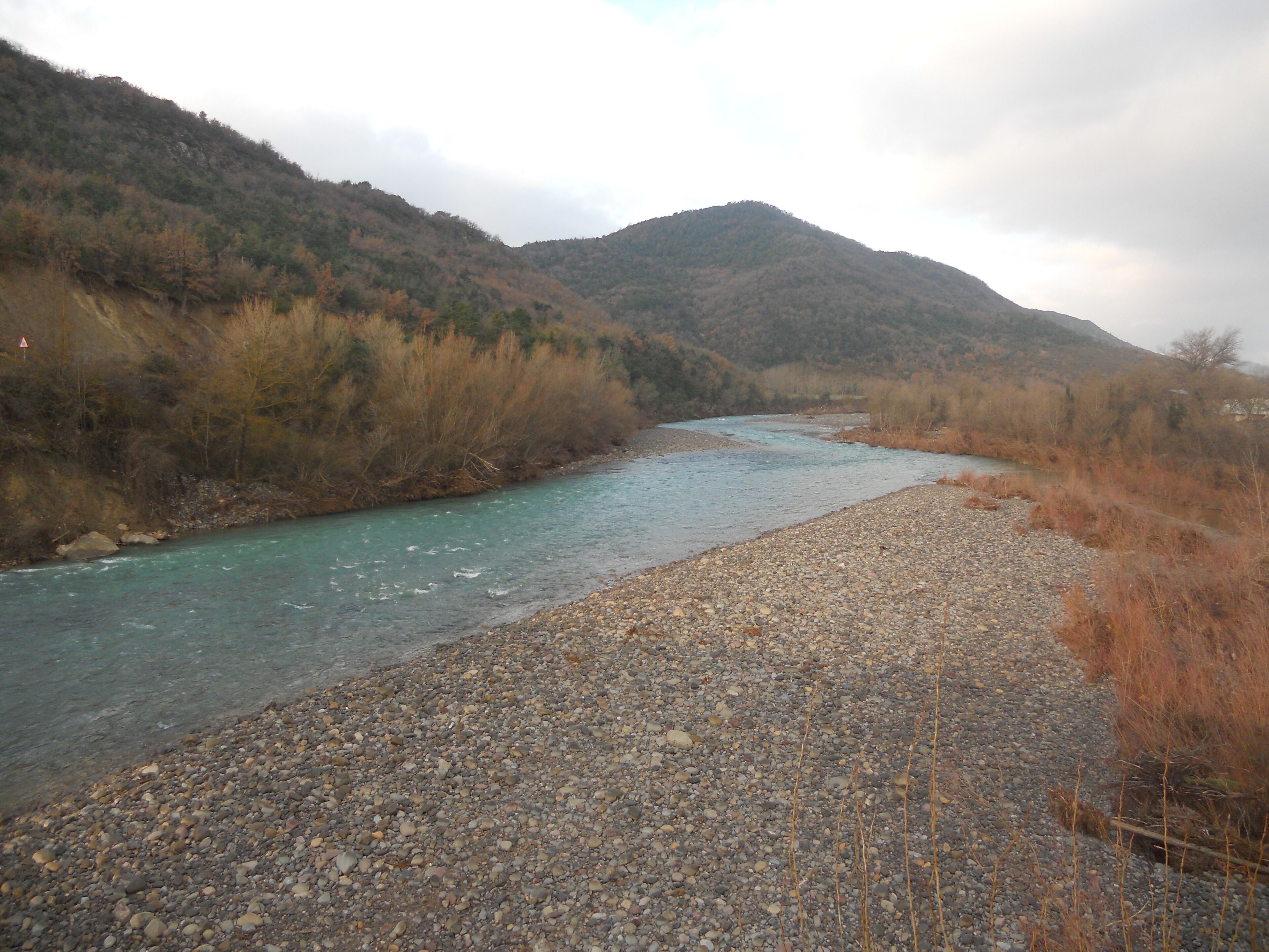Puente la Reina de Jaca y rio Aragón .