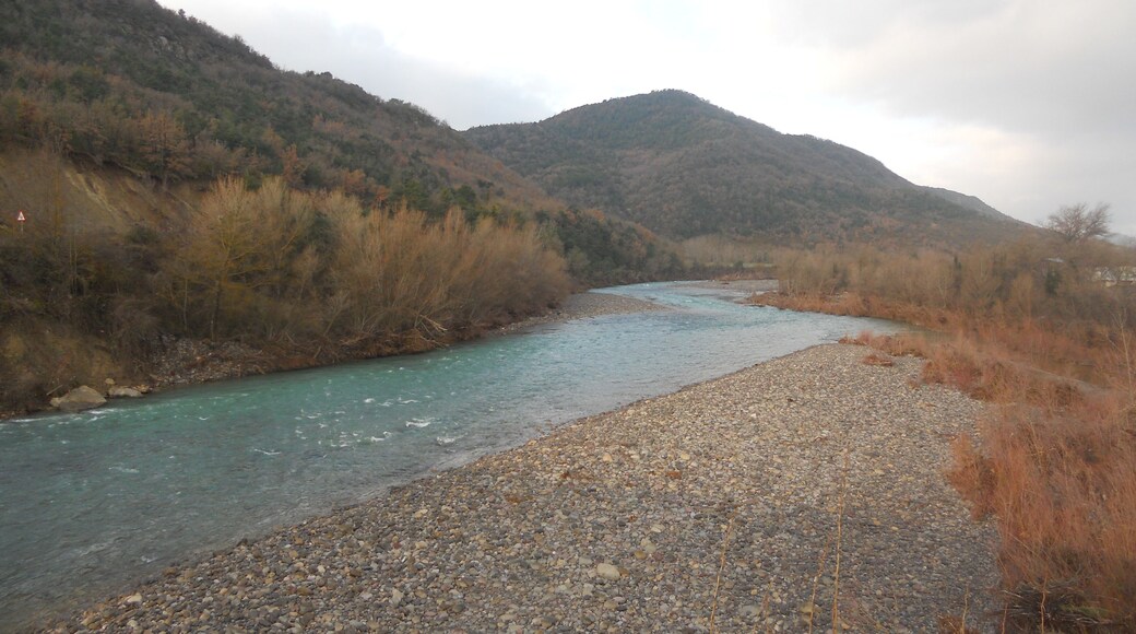 Puente la Reina de Jaca y rio Aragón .