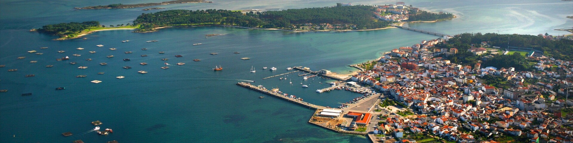 Pontevedra featuring general coastal views and a coastal town