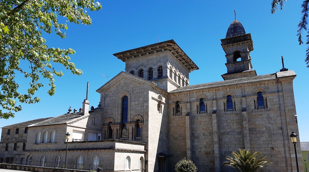 Vista lateral de la Iglesia parroquial de Guitiriz, Galicia