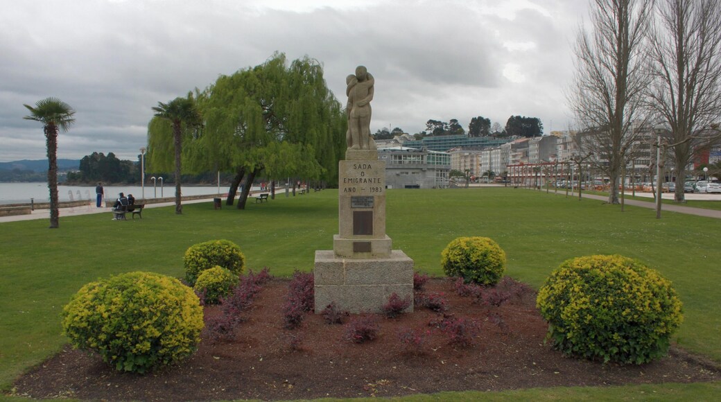 Sculpture "Sada ao emigrante" ("Sada to the emigrant"), 1983, located in Sada, Galicia, Spain.