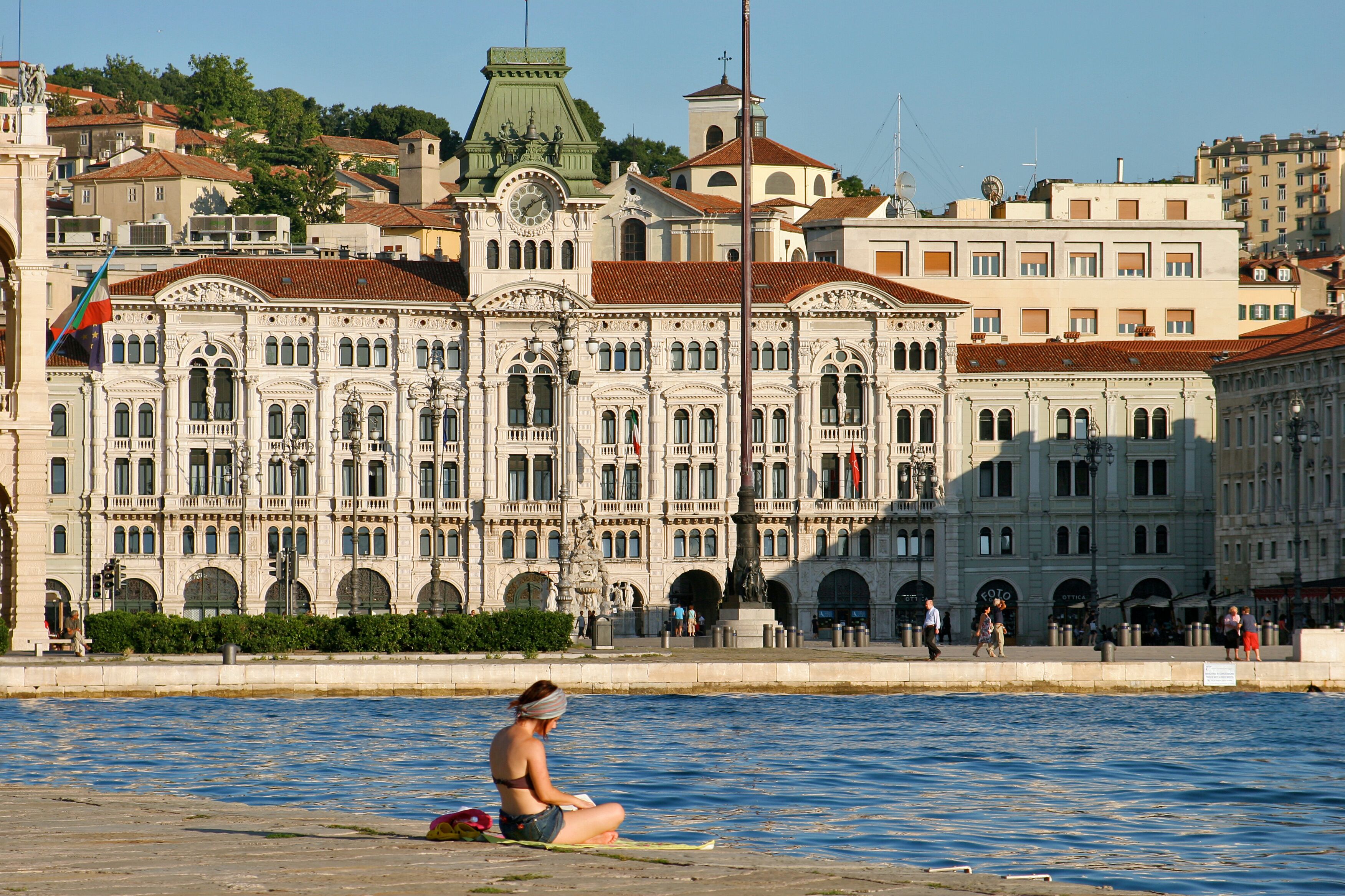 Trieste, il municipio di piazza Unità d'Italia visto dal molo