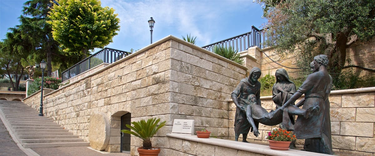 Museo Dello Splendore mostrando una estatua o escultura y flores