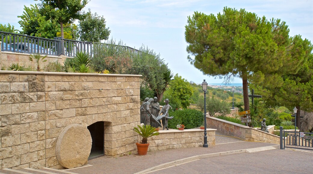 Dello Splendore Museum showing a statue or sculpture and a park