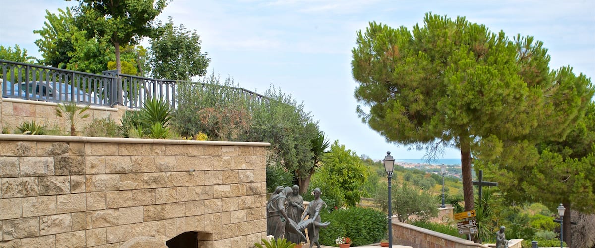 Dello Splendore Museum showing a statue or sculpture and a park