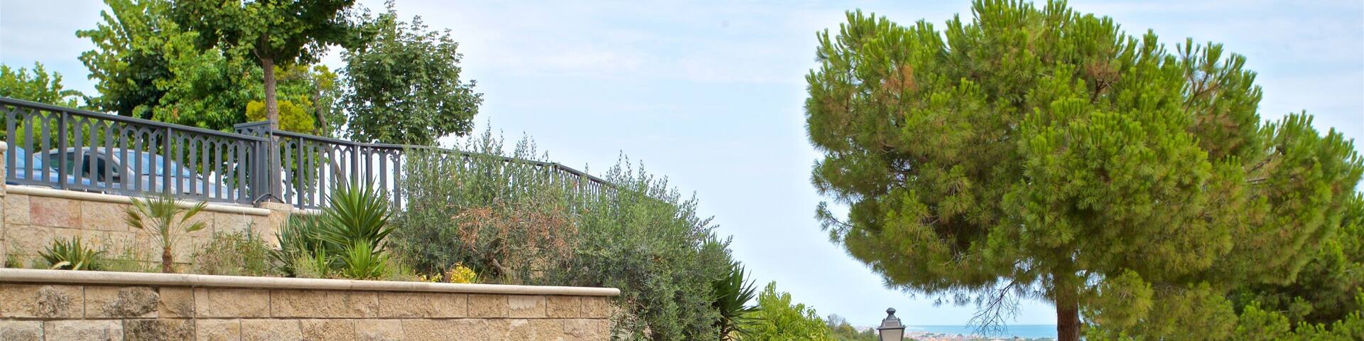 Museo d\'Arte dello Splendore mit einem Statue oder Skulptur und Garten