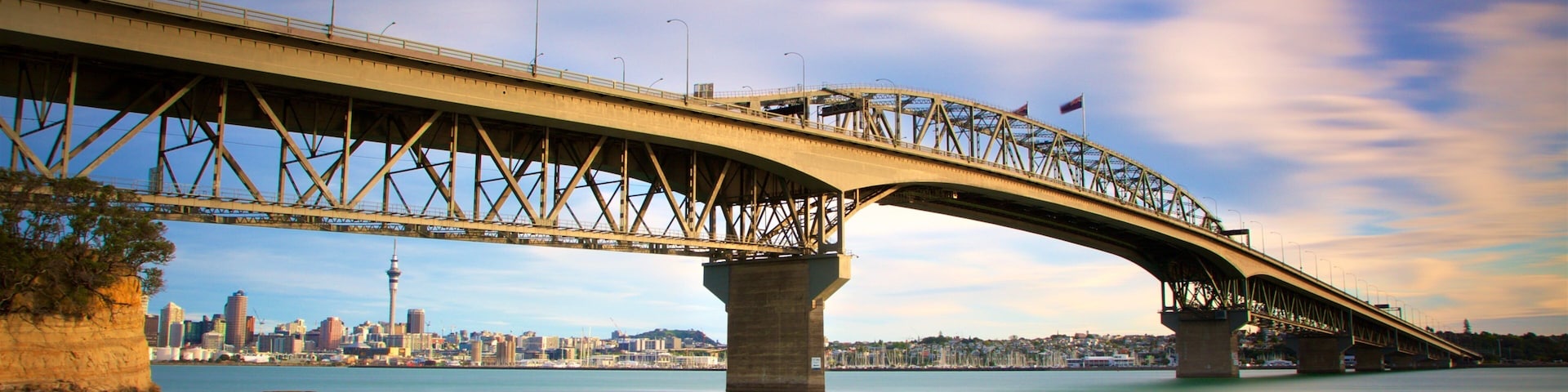 Harbour Bridge que incluye una ciudad, un atardecer y un puente