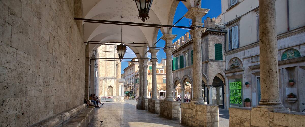 Ascoli Piceno che include oggetti d\'epoca