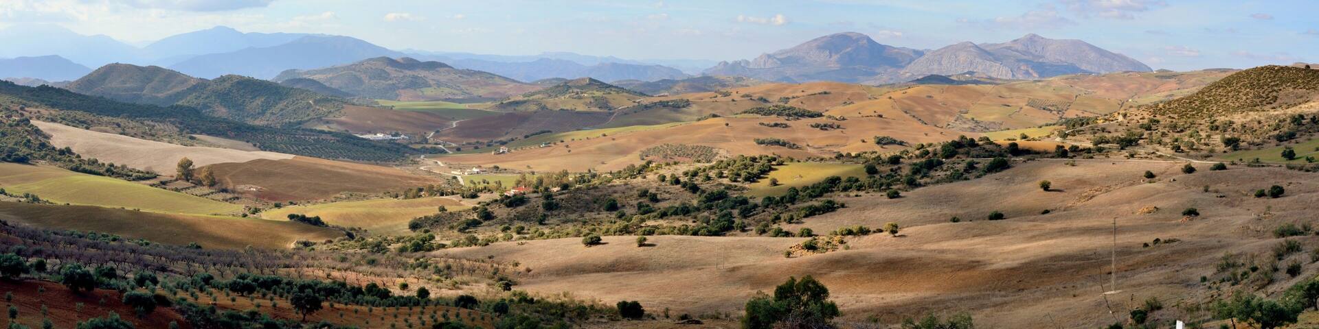 Panorama de la Comarca Sur de Antequera, una zona montañosa entre el Torcal y los Montes de Málaga, Andalucía, España.