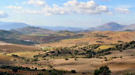 Panorama de la Comarca Sur de Antequera, una zona montañosa entre el Torcal y los Montes de Málaga, Andalucía, España.