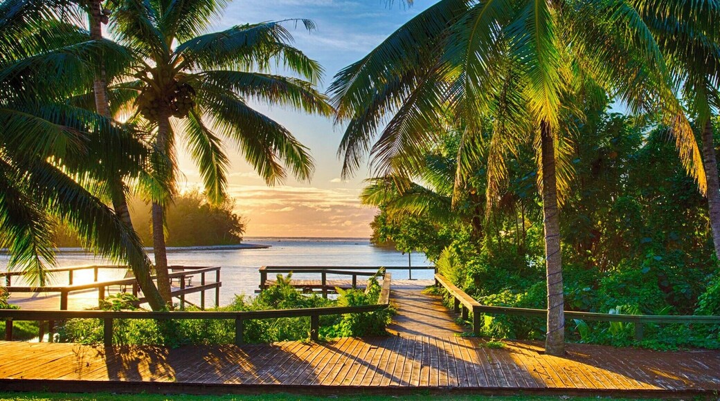 After husking and grilling coconuts following amazing recipes I promised I won't disclose, we wanted some rest by the lagoon to enjoy the surroundings and incredible locals (those guys are absolutely amazing!!).
We discovered this place slightly out of town but still at walking distance where we could enjoy the lagoon with Kayaks or even walking during low tide.
We could enjoy the beaches on small islands facing the deck only inhabited by beautiful crabs.
#LifeAtExpedia