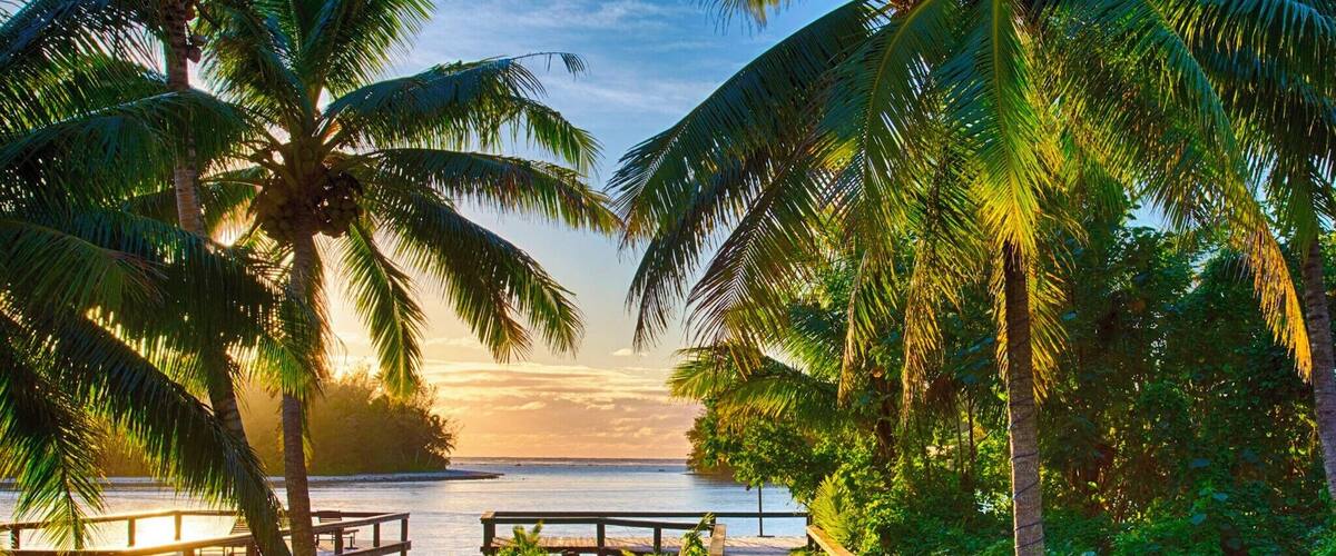 After husking and grilling coconuts following amazing recipes I promised I won't disclose, we wanted some rest by the lagoon to enjoy the surroundings and incredible locals (those guys are absolutely amazing!!).
We discovered this place slightly out of town but still at walking distance where we could enjoy the lagoon with Kayaks or even walking during low tide.
We could enjoy the beaches on small islands facing the deck only inhabited by beautiful crabs.
#LifeAtExpedia