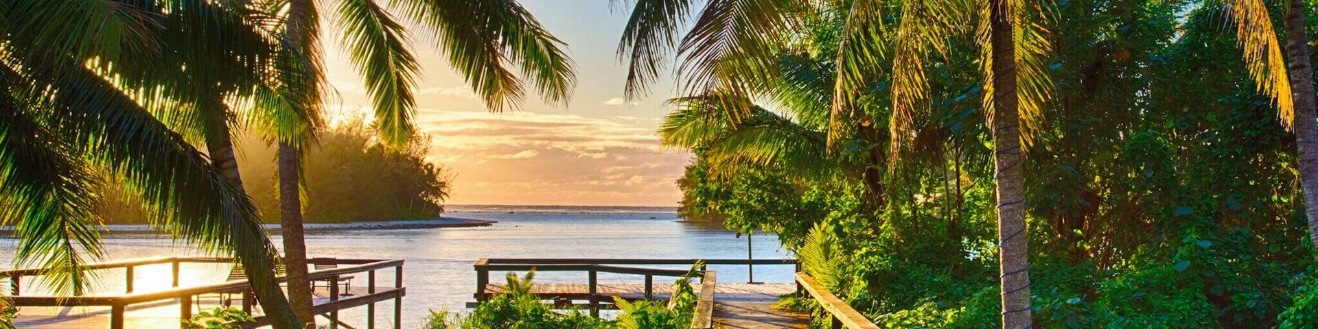 After husking and grilling coconuts following amazing recipes I promised I won't disclose, we wanted some rest by the lagoon to enjoy the surroundings and incredible locals (those guys are absolutely amazing!!).
We discovered this place slightly out of town but still at walking distance where we could enjoy the lagoon with Kayaks or even walking during low tide.
We could enjoy the beaches on small islands facing the deck only inhabited by beautiful crabs.
#LifeAtExpedia