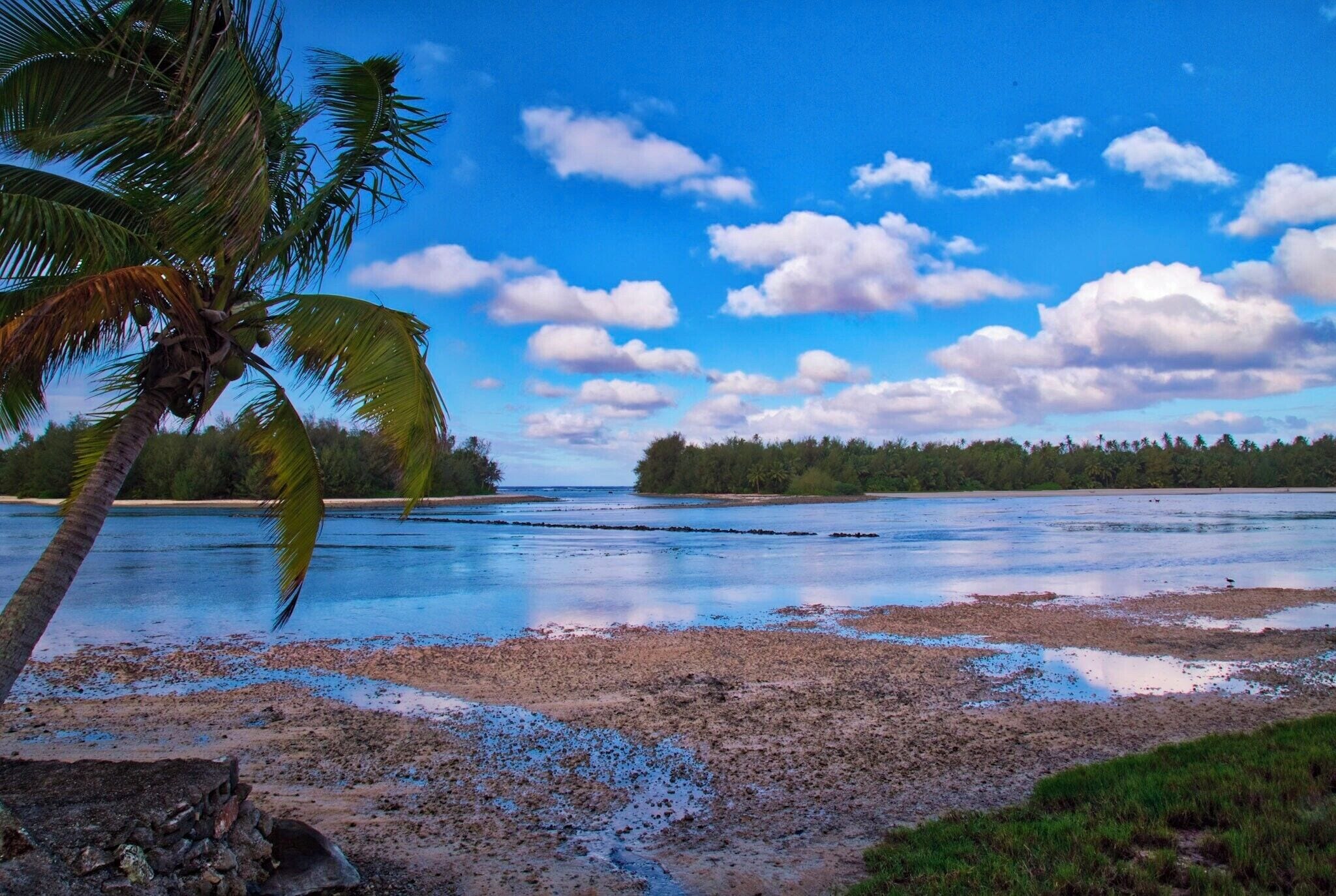 After husking and grilling coconuts following amazing recipes I promised I won't disclose, we wanted some rest by the lagoon to enjoy the surroundings and incredible locals (those guys are absolutely amazing!!).

We discovered this place slightly out of town but still at walking distance where we could enjoy the lagoon with Kayaks or even walking during low tide.

We could enjoy the beaches on small islands facing the deck only inhabited by beautiful crabs.

#LifeAtExpedia
