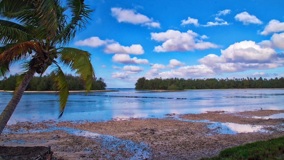 After husking and grilling coconuts following amazing recipes I promised I won't disclose, we wanted some rest by the lagoon to enjoy the surroundings and incredible locals (those guys are absolutely amazing!!).
We discovered this place slightly out of town but still at walking distance where we could enjoy the lagoon with Kayaks or even walking during low tide.
We could enjoy the beaches on small islands facing the deck only inhabited by beautiful crabs.
#LifeAtExpedia