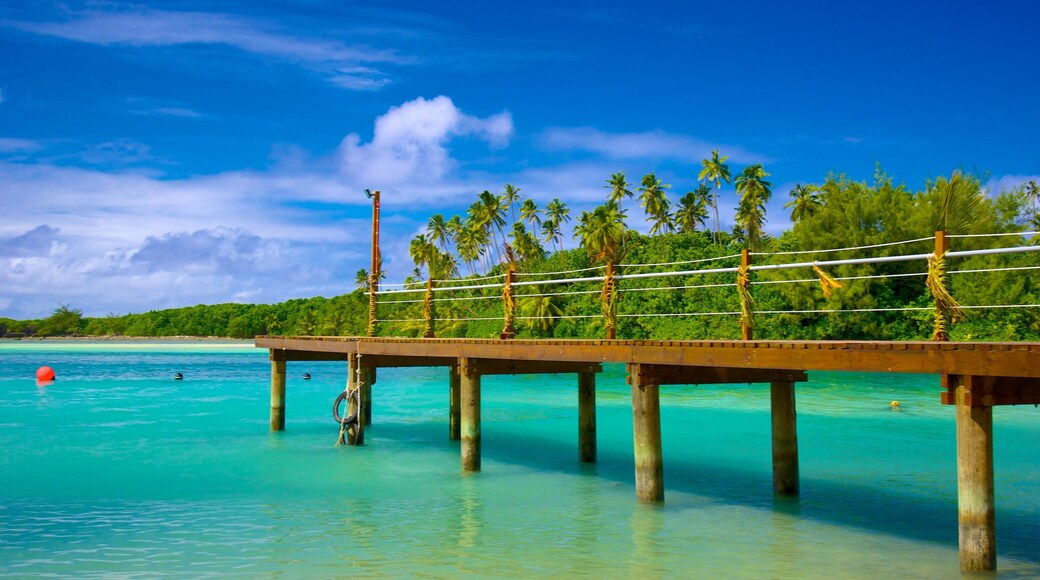 Playa Muri ofreciendo escenas tropicales