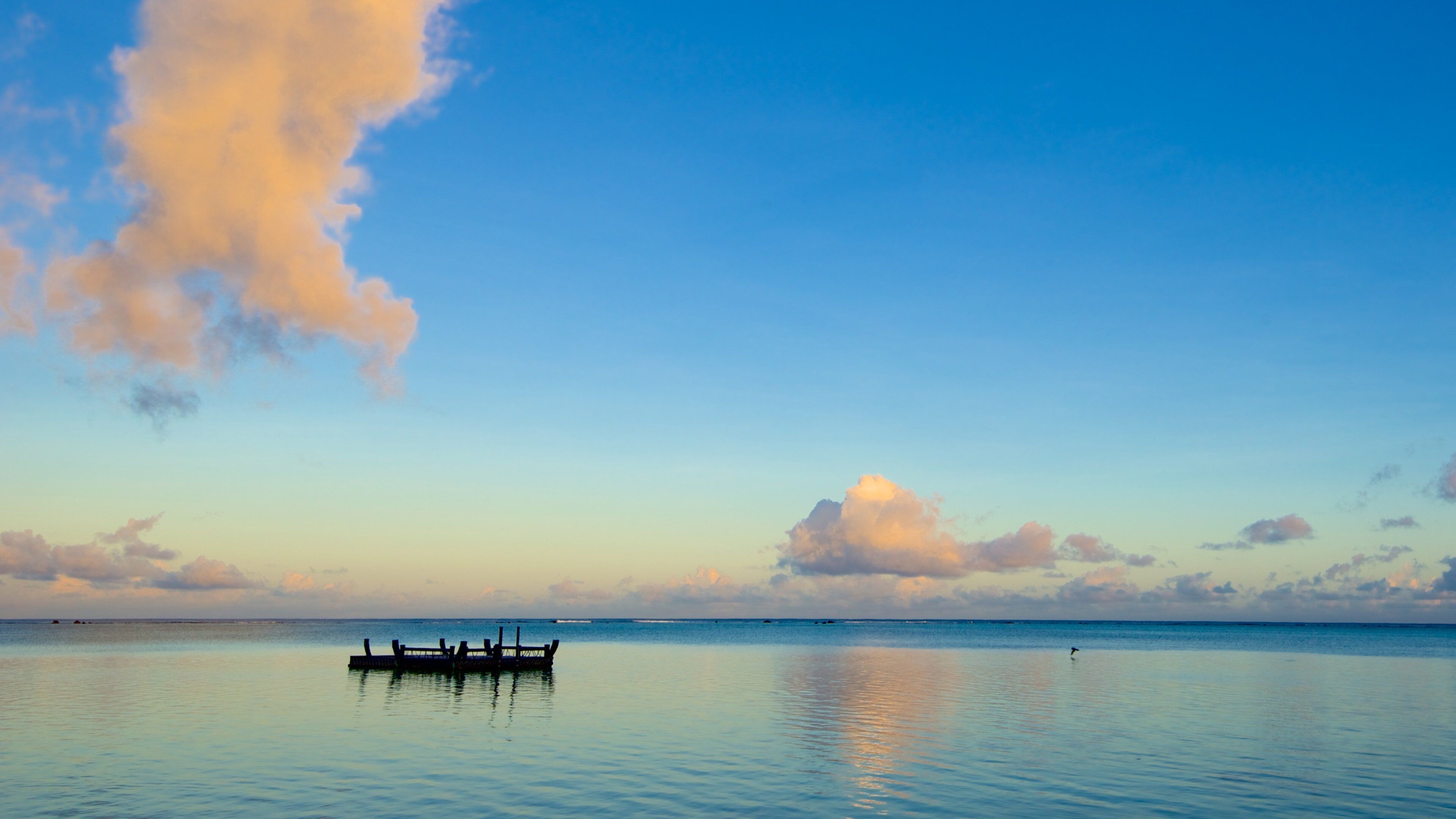 Aitutaki som inkluderer kyst, solnedgang og tropisk landskap
