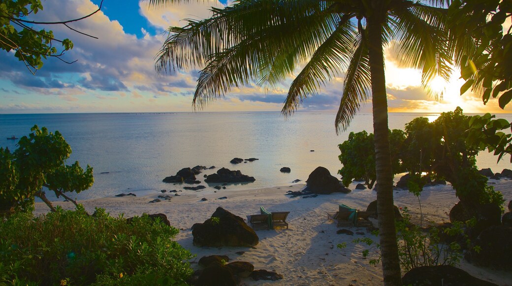 Aitutaki som viser strand, solnedgang og tropisk landskap