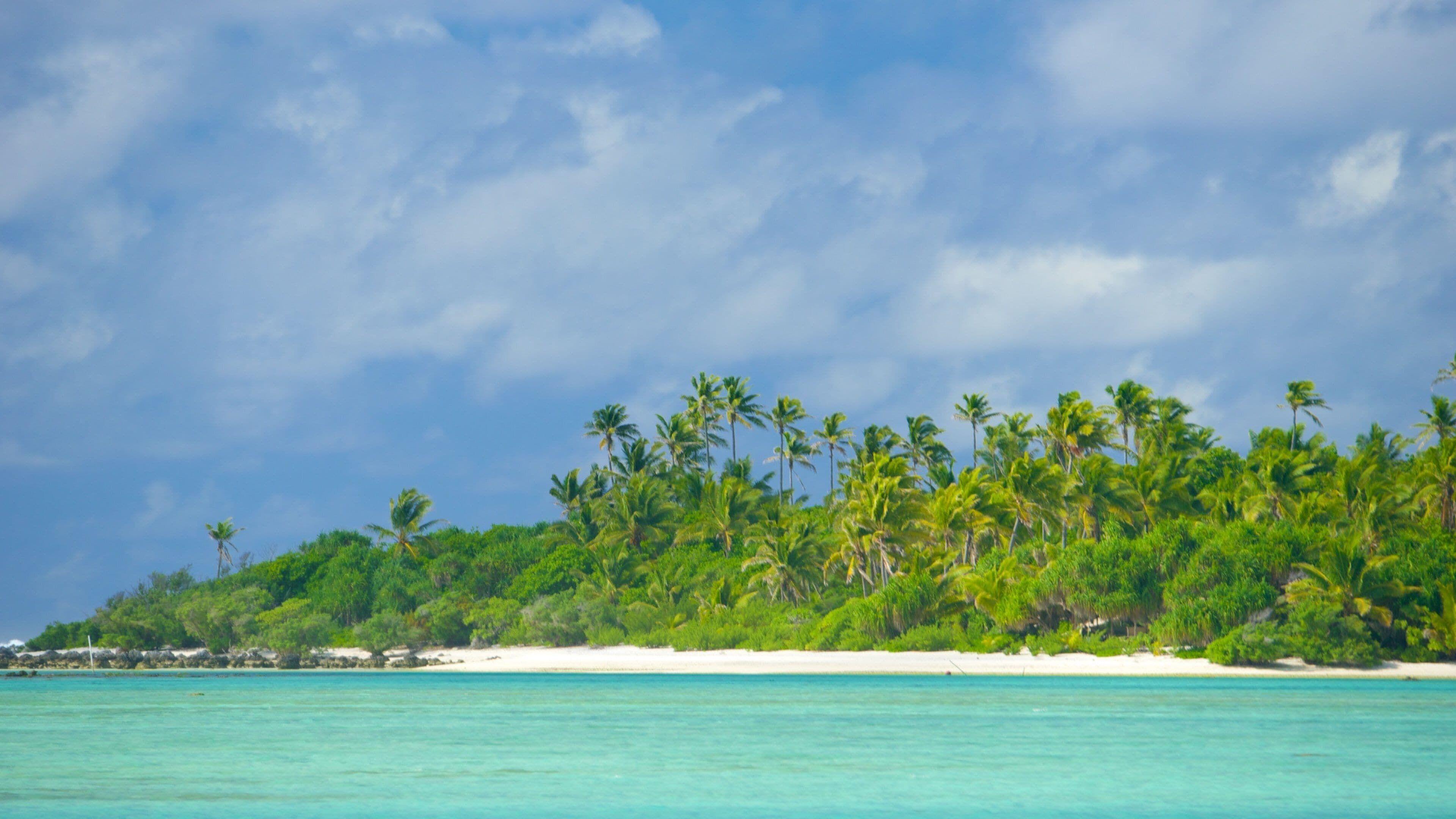 Aitutaki fasiliteter samt tropisk landskap og kyst