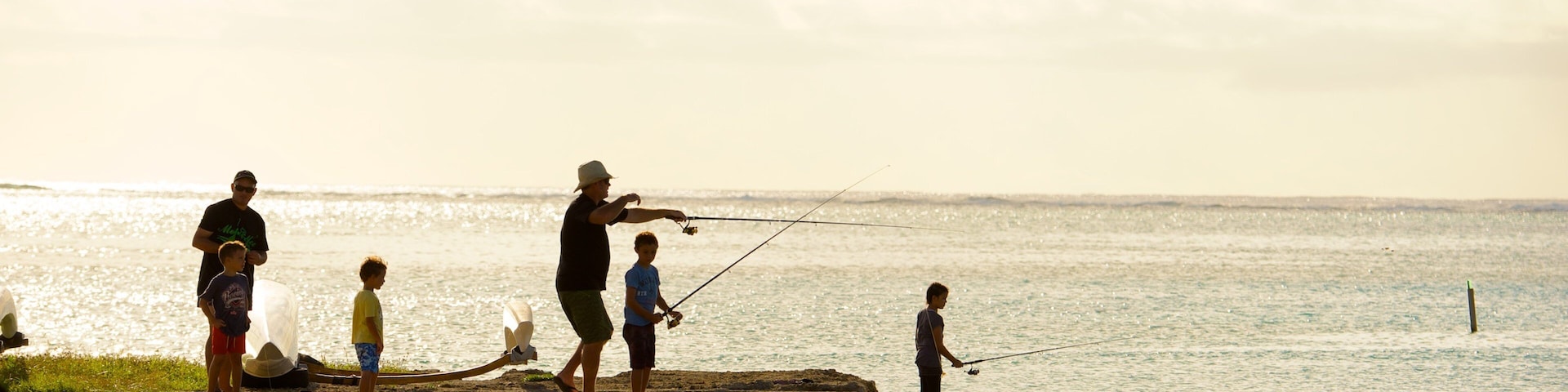 Arutanga mostrando pesca e paisagens litorâneas assim como um pequeno grupo de pessoas
