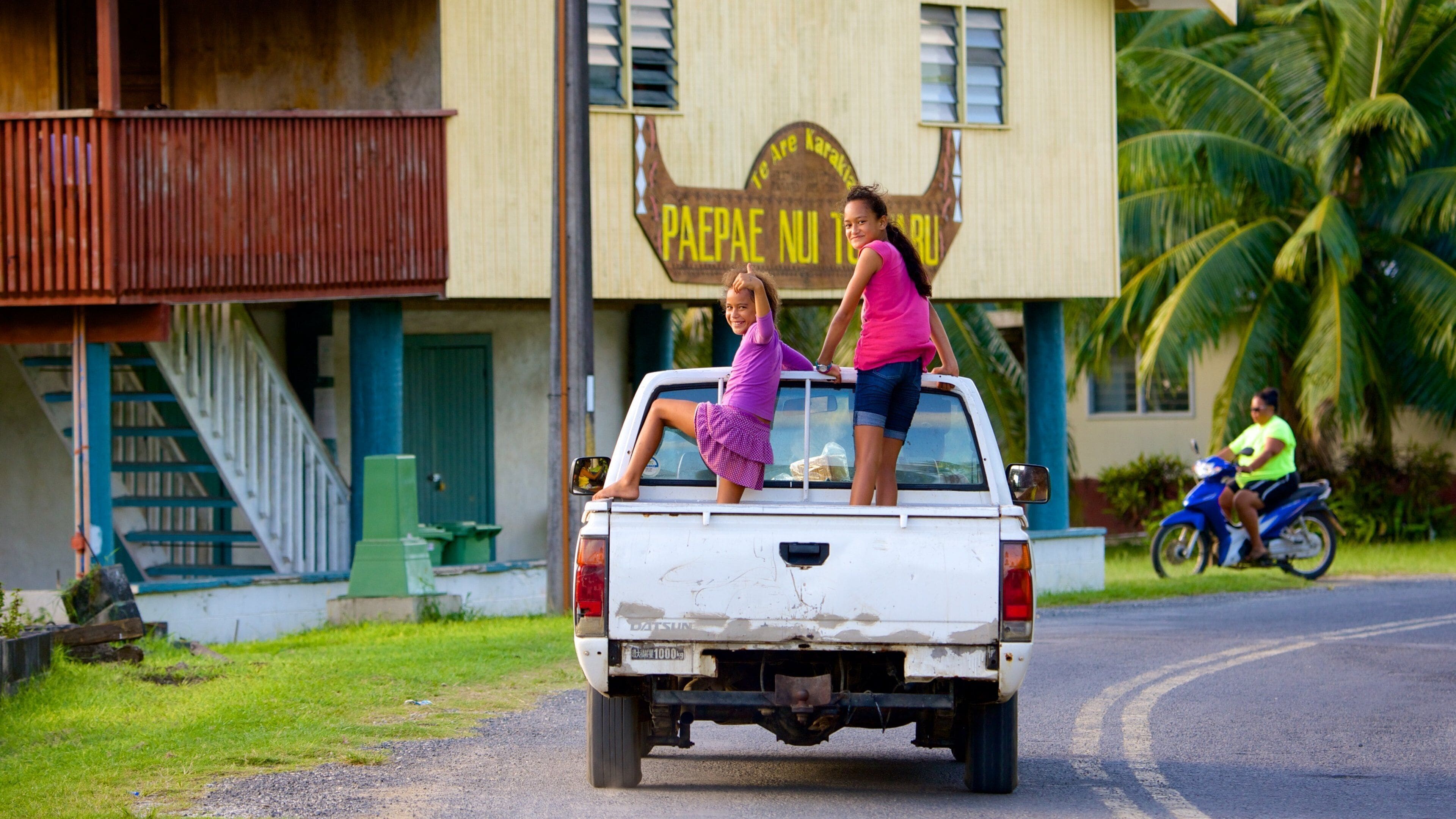 Arutanga i tillegg til en liten gruppe med mennesker